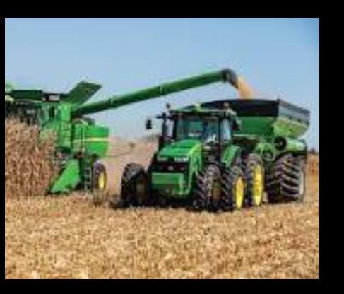Cosechadora y tractor trabajando juntos